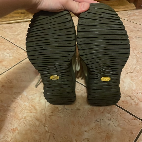 UGG - Women Adirondack Boot - Picture 3 of 4